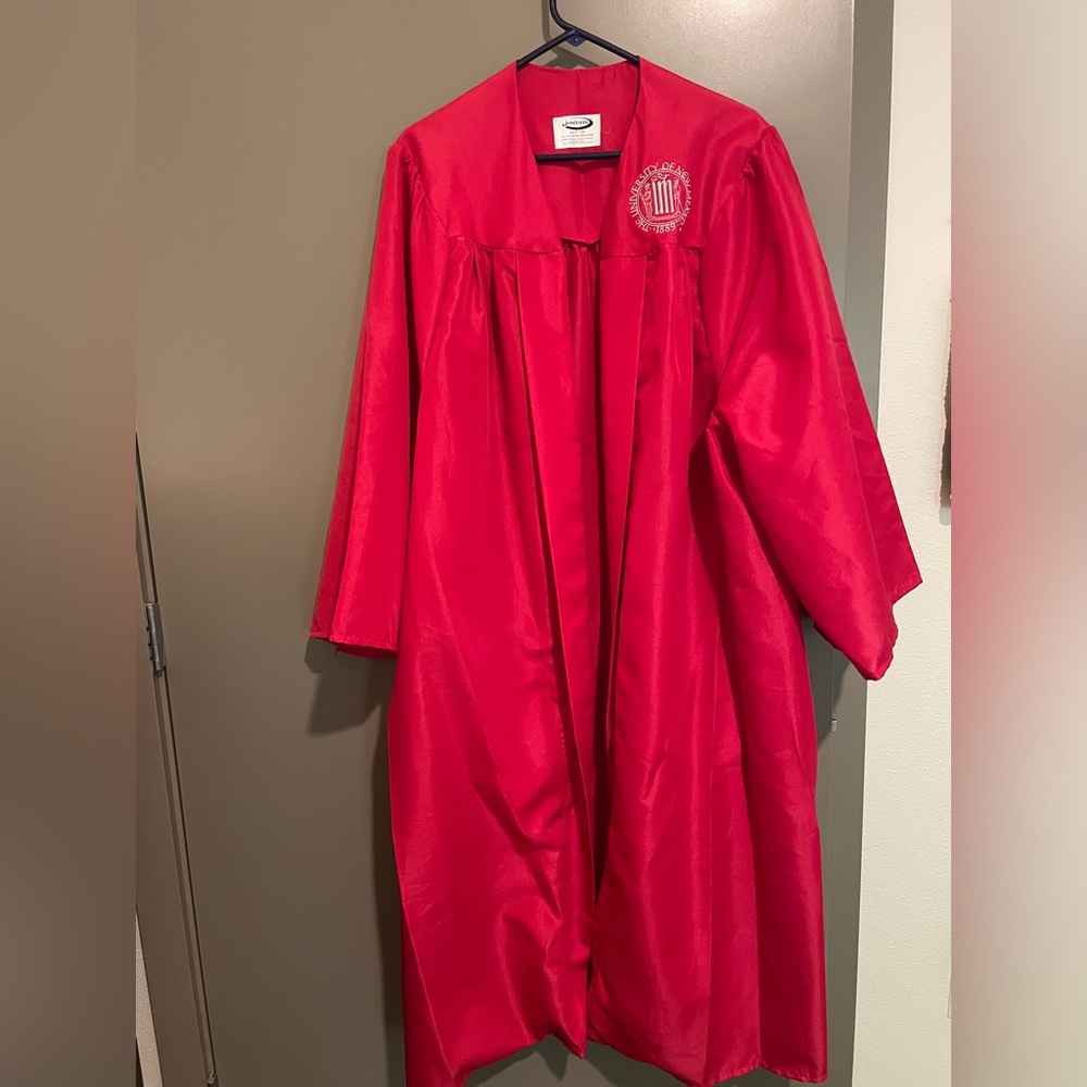 UNM graduation gown 5’7”-5’9”